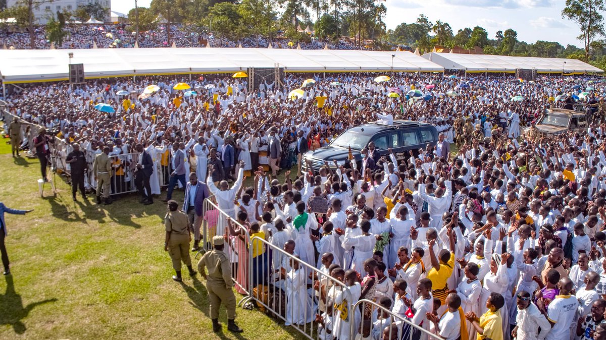 Trill~Ug๐บ๐ฌ๐ ๏ธ๐จ๐บ๐ ๏ธ๐ท๐บ (@trilluganda) on Twitter photo The President of the Republic of Uganda,Yoweri Kaguta Museveni <a href="/KagutaMuseveni/">Yoweri K Museveni</a> arriving at the Inauguration ceremony of the Omukama Ruhanga owobusobozi bisaka Itambiro Modern Senior Secondary School located in Kapyemi village, Kagadi district.
<a href="/StateHouseUg/">State House Uganda</a> <a href="/GovUganda/">Government of Uganda</a> The President of the Republic of Uganda,Yoweri Kaguta Museveni <a href="/KagutaMuseveni/">Yoweri K Museveni</a> arriving at the Inauguration ceremony of the Omukama Ruhanga owobusobozi bisaka Itambiro Modern Senior Secondary School located in Kapyemi village, Kagadi district.
<a href="/StateHouseUg/">State House Uganda</a> <a href="/GovUganda/">Government of Uganda</a>