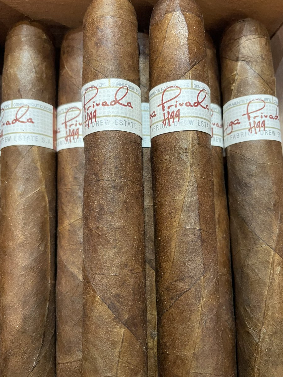 Look at those wrappers on this fresh box of <a href="/drewestatecigar/">Drew Estate Cigars</a> Liga H99’s😍

#cigar #cigars