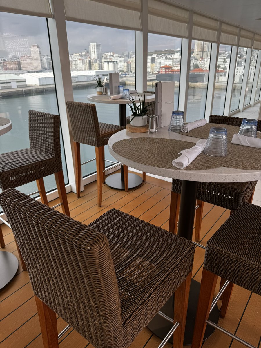 Primera escala en A Coruña del exclusivo Viking Mars, el crucero de estilo nórdico con piscina infinita, spa, sala de cine y pianos Steinway. De la naviera <a href="/VikingCruises/">Viking</a> y consignado por <a href="/perezycia_group/">Pérez y Cía. Group</a>, trae 891 pasajeros y 455 tripulantes. Zarpará sobre 17:30 rumbo a Irlanda.
