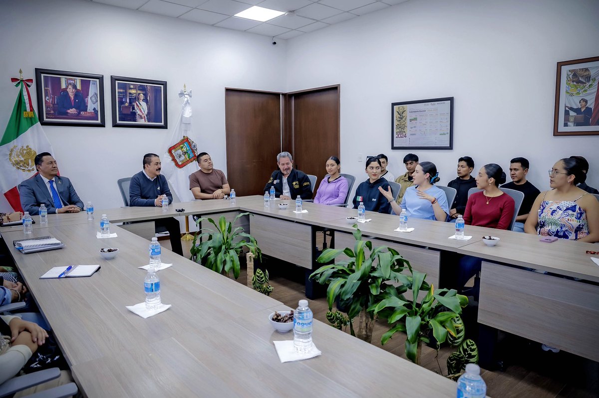 SeducEdoMex's tweet photo. 🌸 Desde el #EstadoDeMéxico llevamos el folclore mexicano a Europa. 
 El Srio. Miguel Ángel Hernández se reunió con estudiantes de la Escuela de Bellas Artes de Toluca que se preparan para llevar su arte al mundo 🌍 participando en un Festival Internacional de Danza en Praga 🇨🇿. https://t.co/yiLaUXzj8s