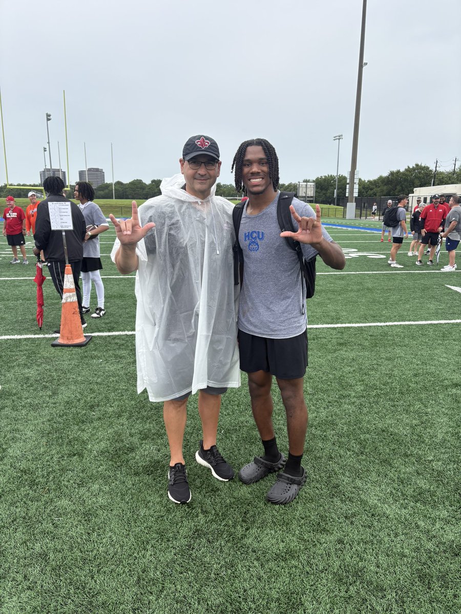 ethan_2027's tweet photo. Thank you @HCUFootball for hosting a great camp today even with the rain. Also wanted to thank coaches @CoachMunoz13 and @CoachAWin for speaking to me after the camp. 

@coachsis @Ace03MikeG @Dee_Sky_Walker https://t.co/Bbpfz1BWRn