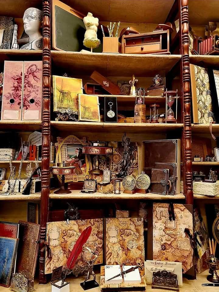 Es la papelería más antigua de España y, quizás, de Europa. De lo que no tengo dudas es que en pocos sitios de #Sevilla te tratan con tanta cordialidad y respeto como aquí. Y hasta con una sonrisa. Se diría que con los modos de 1856, cuando abrió sus puertas.  <a href="/PapeleriaFerrer/">Papelería Ferrer</a>