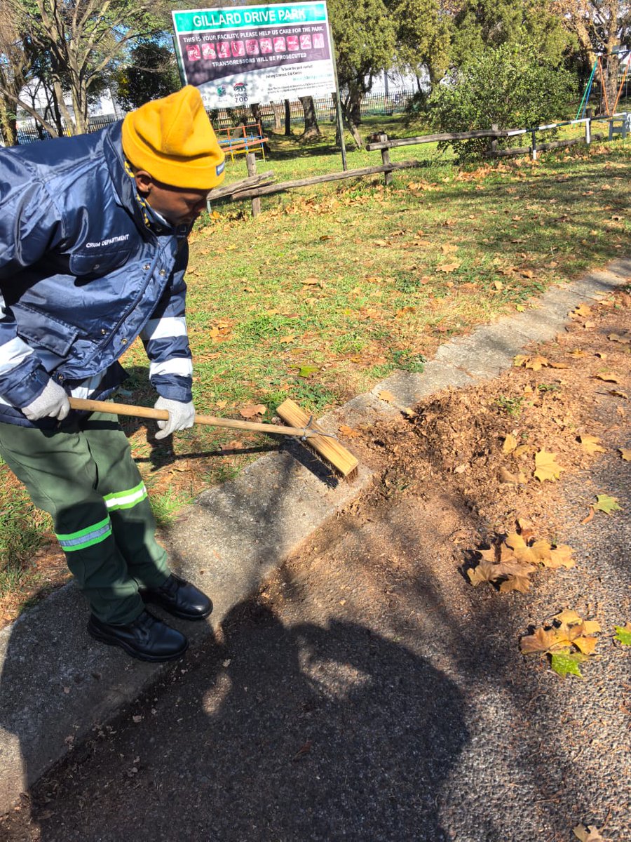 CrumRegionB's tweet image. The Ward 98 AFSU team hard at work, assisting in the maintenance of Gillard Drive Park and sweeping the surrounding streets. Efforts are contributing to a cleaner &amp;amp; safer environment for residents. @CityofJoburgZA @CRUM_CoJ  #JoburgReimagined