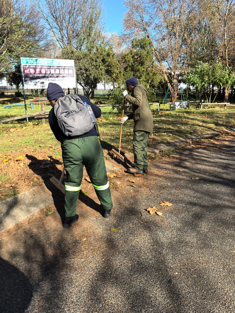 CrumRegionB's tweet image. The Ward 98 AFSU team hard at work, assisting in the maintenance of Gillard Drive Park and sweeping the surrounding streets. Efforts are contributing to a cleaner &amp;amp; safer environment for residents. @CityofJoburgZA @CRUM_CoJ  #JoburgReimagined