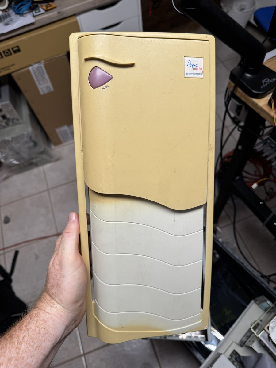 d0cTB's tweet photo. J’ai récupéré un superbe boitier motorisé des années 90. Problème : il est ultra jauni. Le retr0brigt, j’en suis revenu : c’est salissant et la teinte jaune finit toujours par revenir. Ce soir, je tente donc la peinture.
Je vous tiendrai au courant de l’évolution ! #LegendaryFail https://t.co/eGSwTZcSMx