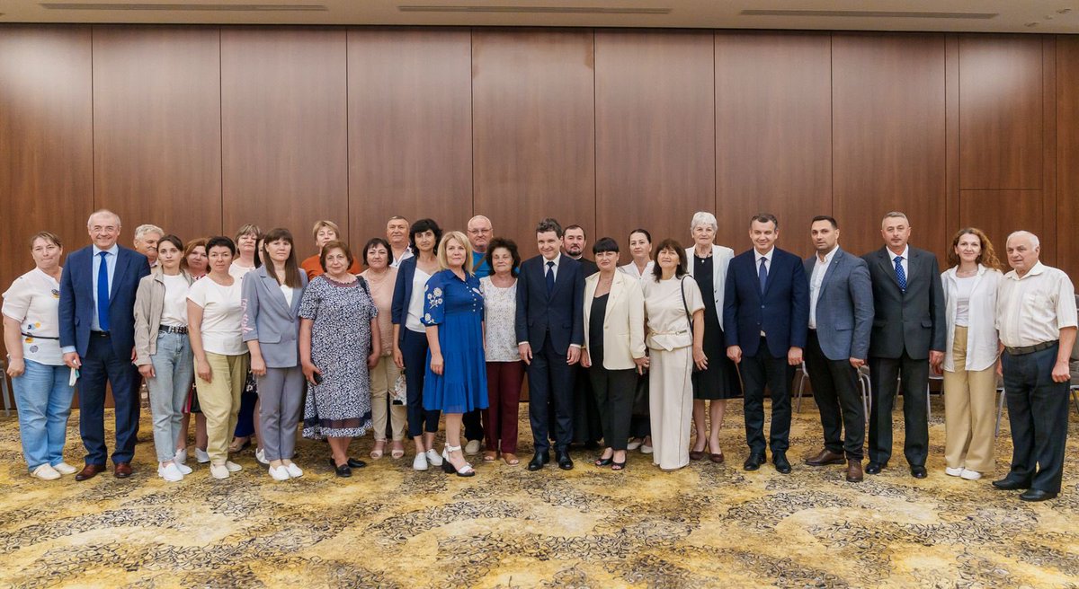 NicusorDanRO's tweet photo. 🇷🇴 Astăzi, la Odesa, am avut o discuție foarte bună cu reprezentanții comunității românești din sudul Ucrainei.

Am abordat câteva dintre problemele importante cu care se confruntă: redeschiderea Consulatului României, accesul la educație în limba română și nevoia de sprijin constant pentru păstrarea identității culturale.

Românii din Ucraina trebuie să știe că nu sunt singuri. România le rămâne aproape prin dialog constant, acțiuni concrete și susținere instituțională.

Voi fi președintele tuturor românilor oriunde s-ar afla. 🇷🇴