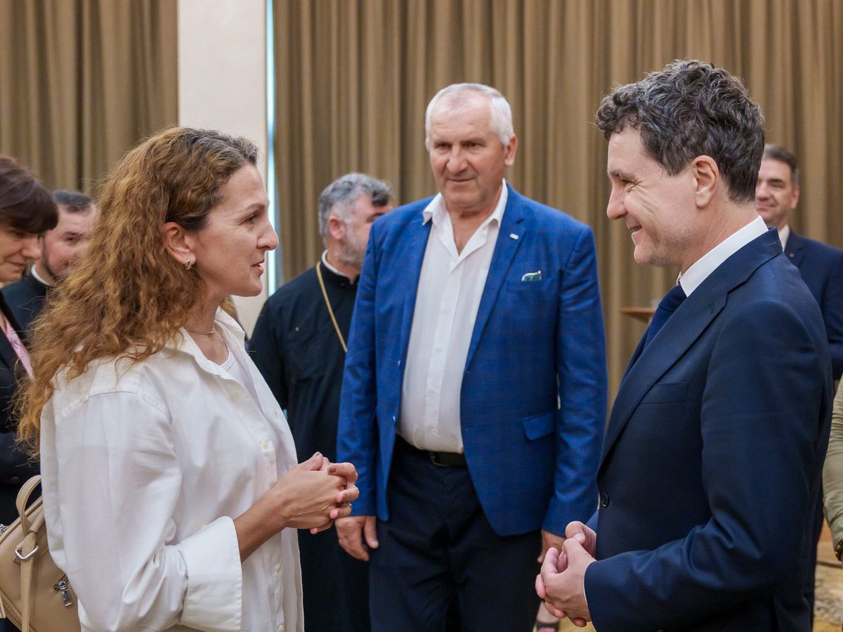NicusorDanRO's tweet photo. 🇷🇴 Astăzi, la Odesa, am avut o discuție foarte bună cu reprezentanții comunității românești din sudul Ucrainei.

Am abordat câteva dintre problemele importante cu care se confruntă: redeschiderea Consulatului României, accesul la educație în limba română și nevoia de sprijin constant pentru păstrarea identității culturale.

Românii din Ucraina trebuie să știe că nu sunt singuri. România le rămâne aproape prin dialog constant, acțiuni concrete și susținere instituțională.

Voi fi președintele tuturor românilor oriunde s-ar afla. 🇷🇴