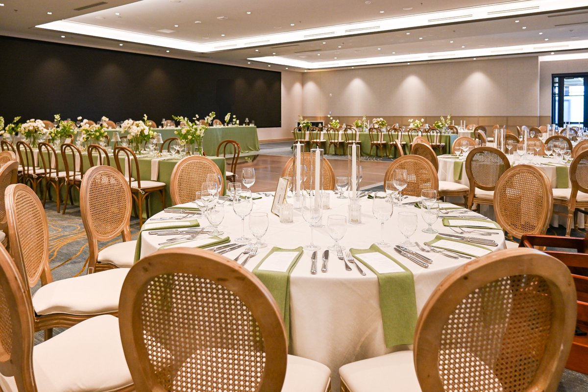 At The Westin Bear Mountain, a dream wedding came to life as both our indoor and outdoor spaces were transformed into lush, romantic gardens. Framed by panoramic mountain views and the golden warmth of a perfect spring day, every detail was thoughtfully curated to honour a