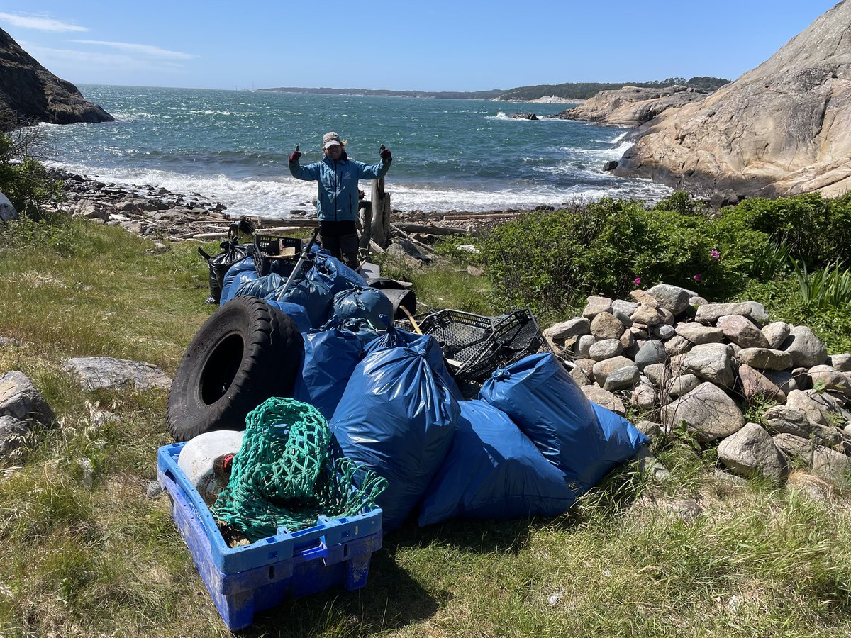_CleanSea's tweet image. Summer is coming and it’s soon bathing suit season! ☀️🌊
So let’s get the coastline ready together before then - help us get it in shape and remove a kilo of ocean plastic like this fishing net, by getting your own CleanSea bracelet. 😊🐠