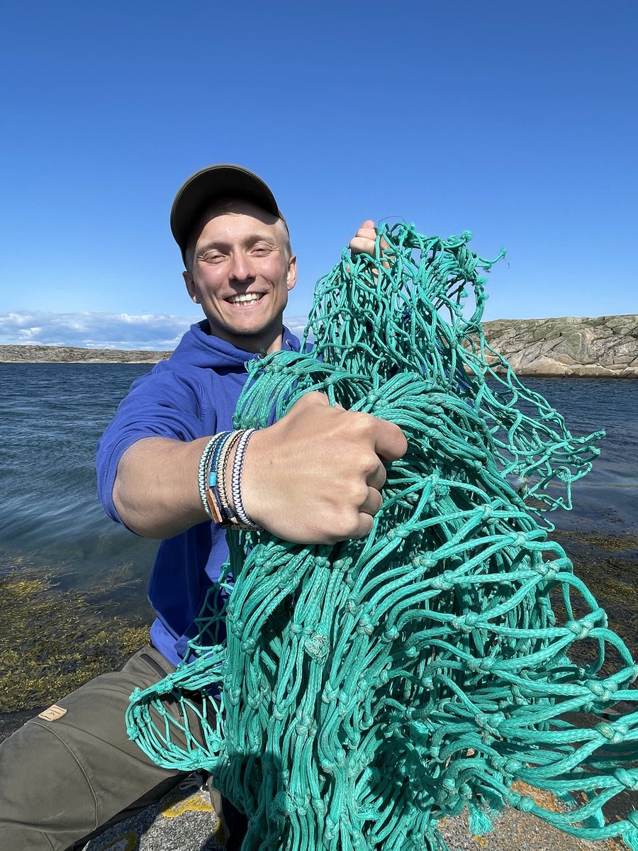 _CleanSea's tweet image. Summer is coming and it’s soon bathing suit season! ☀️🌊
So let’s get the coastline ready together before then - help us get it in shape and remove a kilo of ocean plastic like this fishing net, by getting your own CleanSea bracelet. 😊🐠
