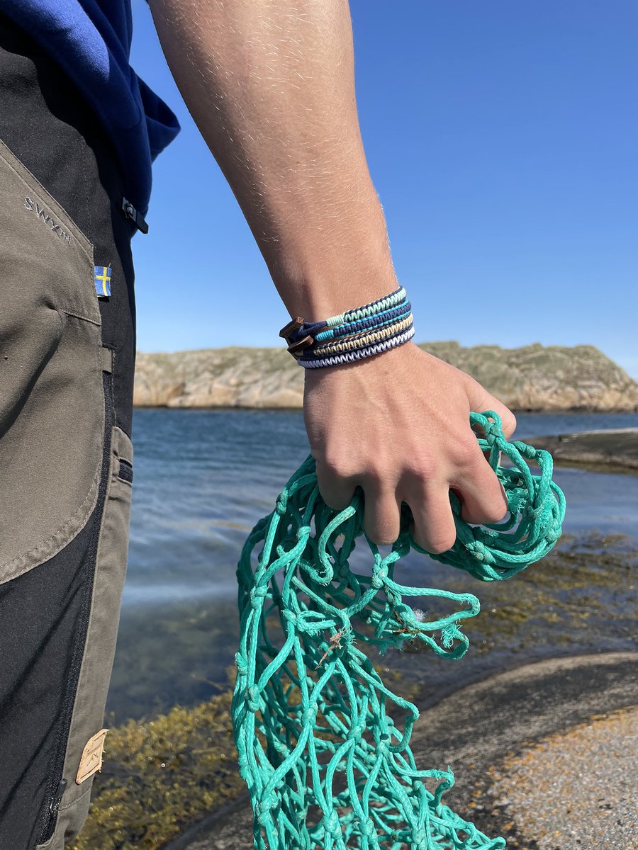 _CleanSea's tweet image. Summer is coming and it’s soon bathing suit season! ☀️🌊
So let’s get the coastline ready together before then - help us get it in shape and remove a kilo of ocean plastic like this fishing net, by getting your own CleanSea bracelet. 😊🐠