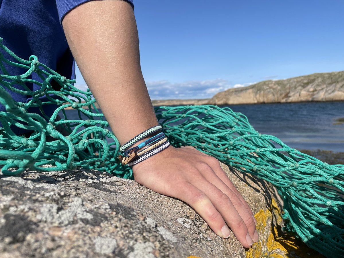 _CleanSea's tweet image. Summer is coming and it’s soon bathing suit season! ☀️🌊
So let’s get the coastline ready together before then - help us get it in shape and remove a kilo of ocean plastic like this fishing net, by getting your own CleanSea bracelet. 😊🐠