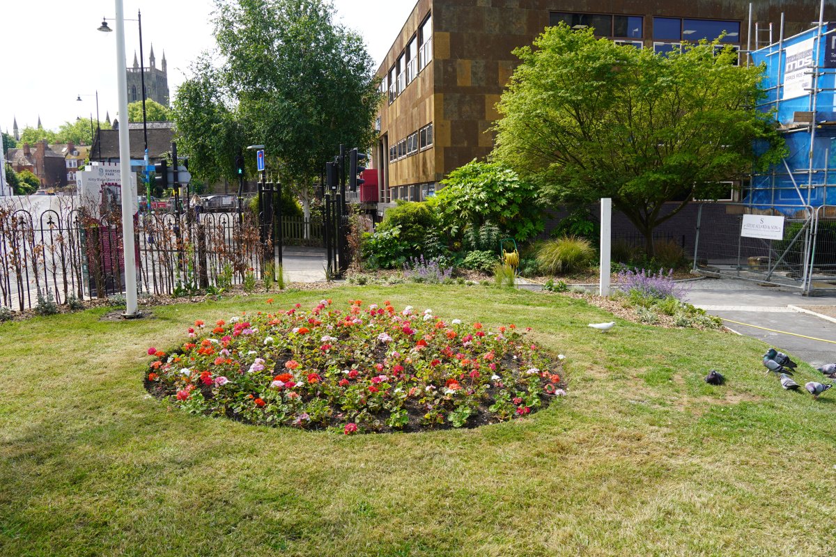 myworcester's tweet photo. 🌿 Work in progress at St Andrew’s Gardens 🌿
Over the winter, we’ve been working hard to improve accessibility across St Andrew’s Gardens.
While landscaping is still ongoing, visitors are already enjoying the improved access. https://t.co/oGvXhVnQPk