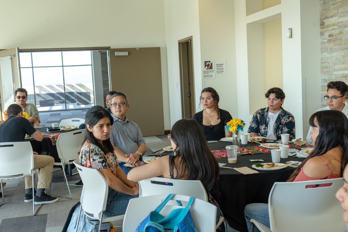 PATHSUCSD's tweet image. Last month, PATHS hosted a PATHS Senior Sendoff to celebrate our incredible graduating class! Surrounded by fellow scholars, PATHS staff, and UC San Diego alumni, we honored their achievements and wished them well as they embark on their next chapter. Congrats, Class of 2025!