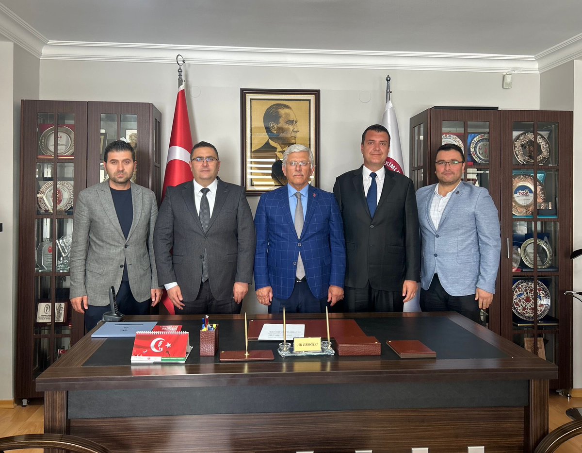 TVHB Başkanımız Sn. <a href="/ali_eroglu44/">ALİ EROĞLU</a>' ü makamında ziyaret ederek Veteriner Hekimlik mesleğinin önemi ve kurum çalışmalarımız üzerine verimli bir görüşme yaptık. Başkanımızın nazik ev sahipliği için teşekkür ediyorum.

<a href="/merkezkonseyi/">Türk Veteriner Hekimleri Birliği</a> 
<a href="/milliparklar/">Milli Parklar</a>