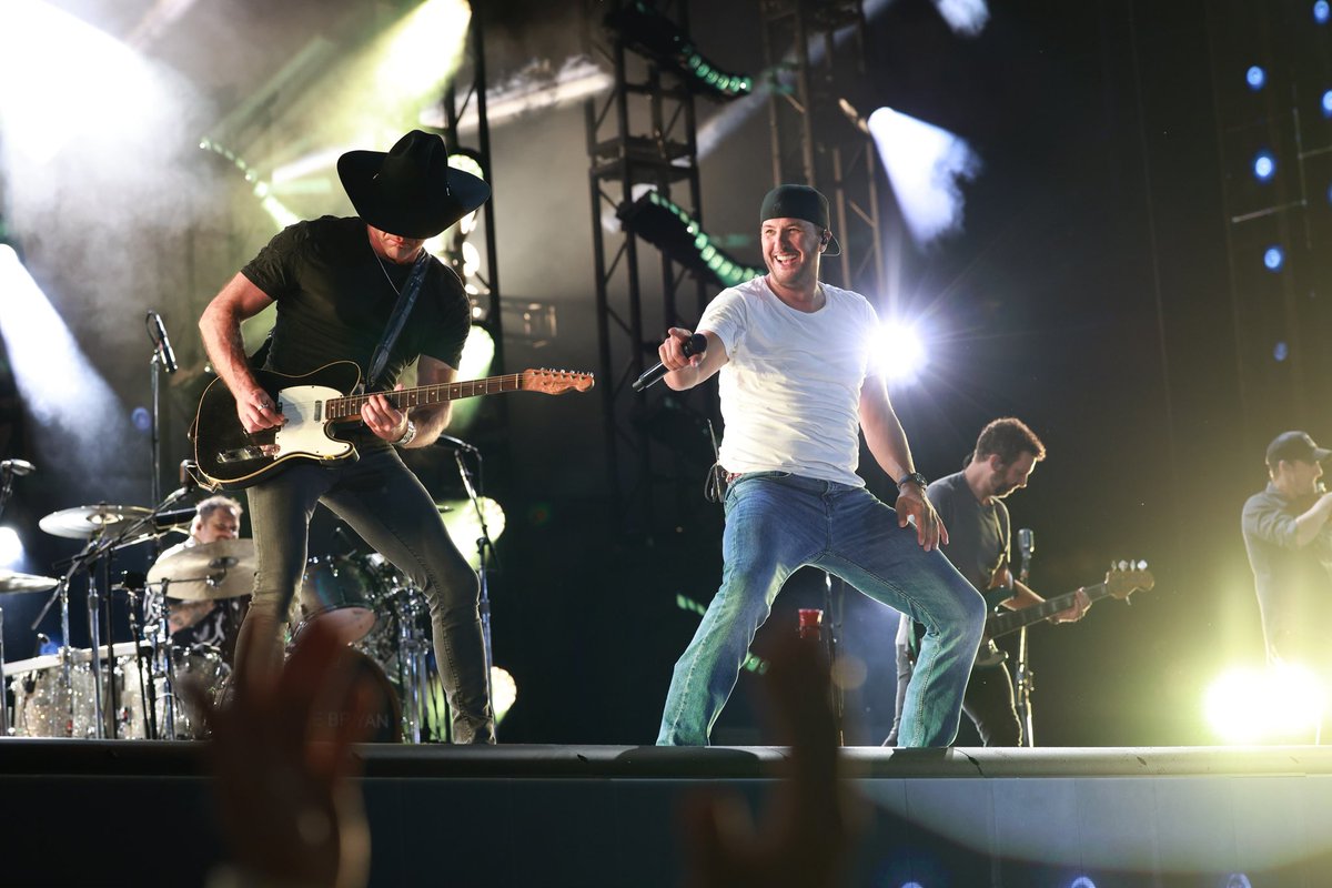 Nothing beats closing out #CMAFest! Thanks for coming out and partying with us. Always good to be back!