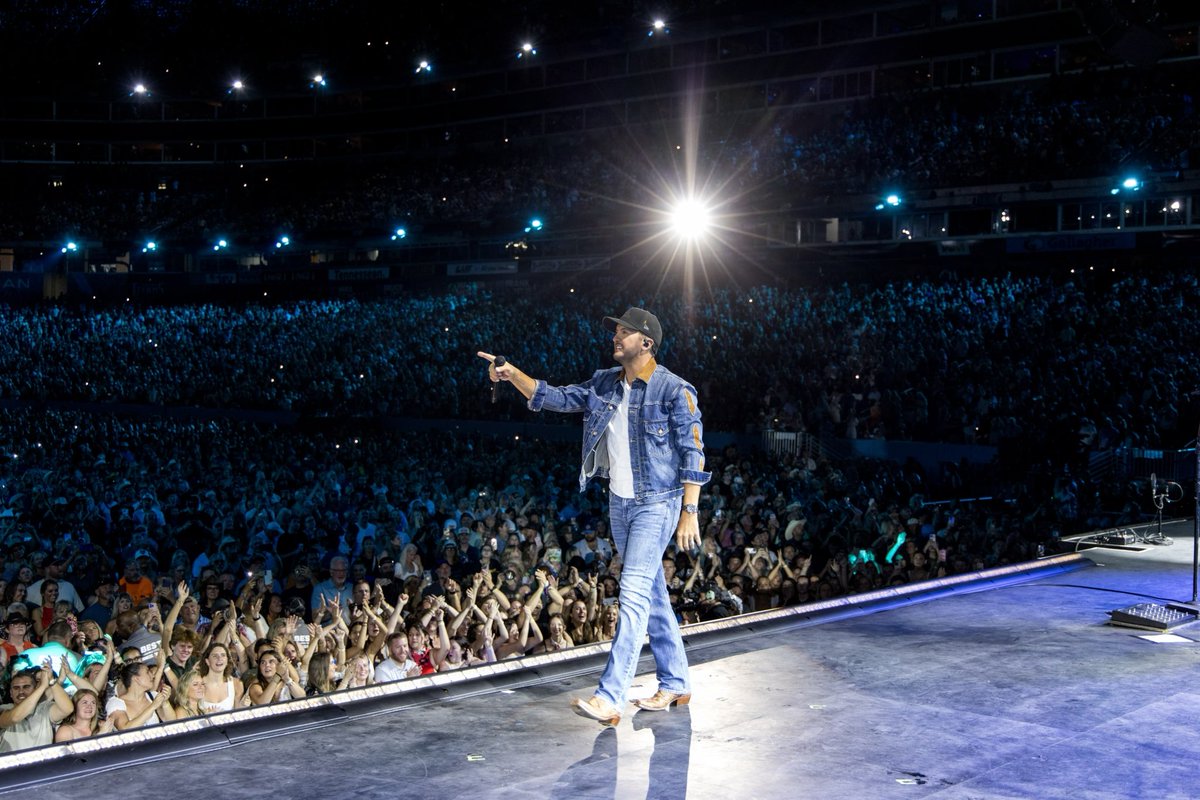 lukebryan's tweet photo. Nothing beats closing out #CMAFest! Thanks for coming out and partying with us. Always good to be back! https://t.co/hDhJDwoFn5
