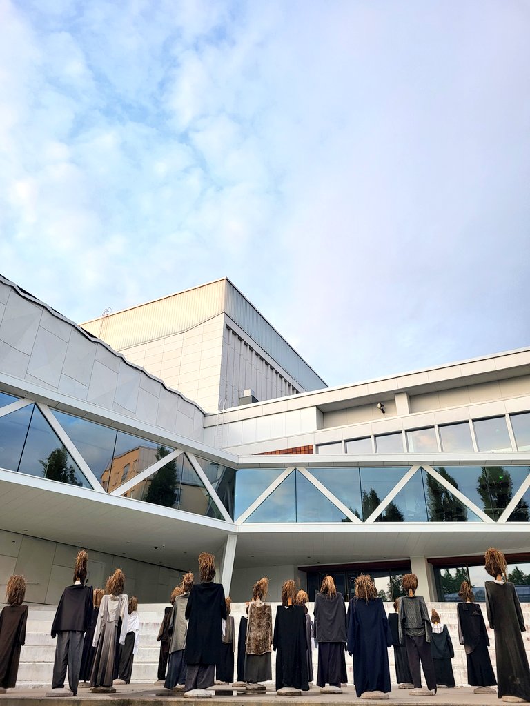 Hiljainen kansa vierailulla Kuopion kaupungin teatterilla.

Vaikuttava tanssiesitys takana #kuopiotanssiijasoi festivaaleilla ❤️