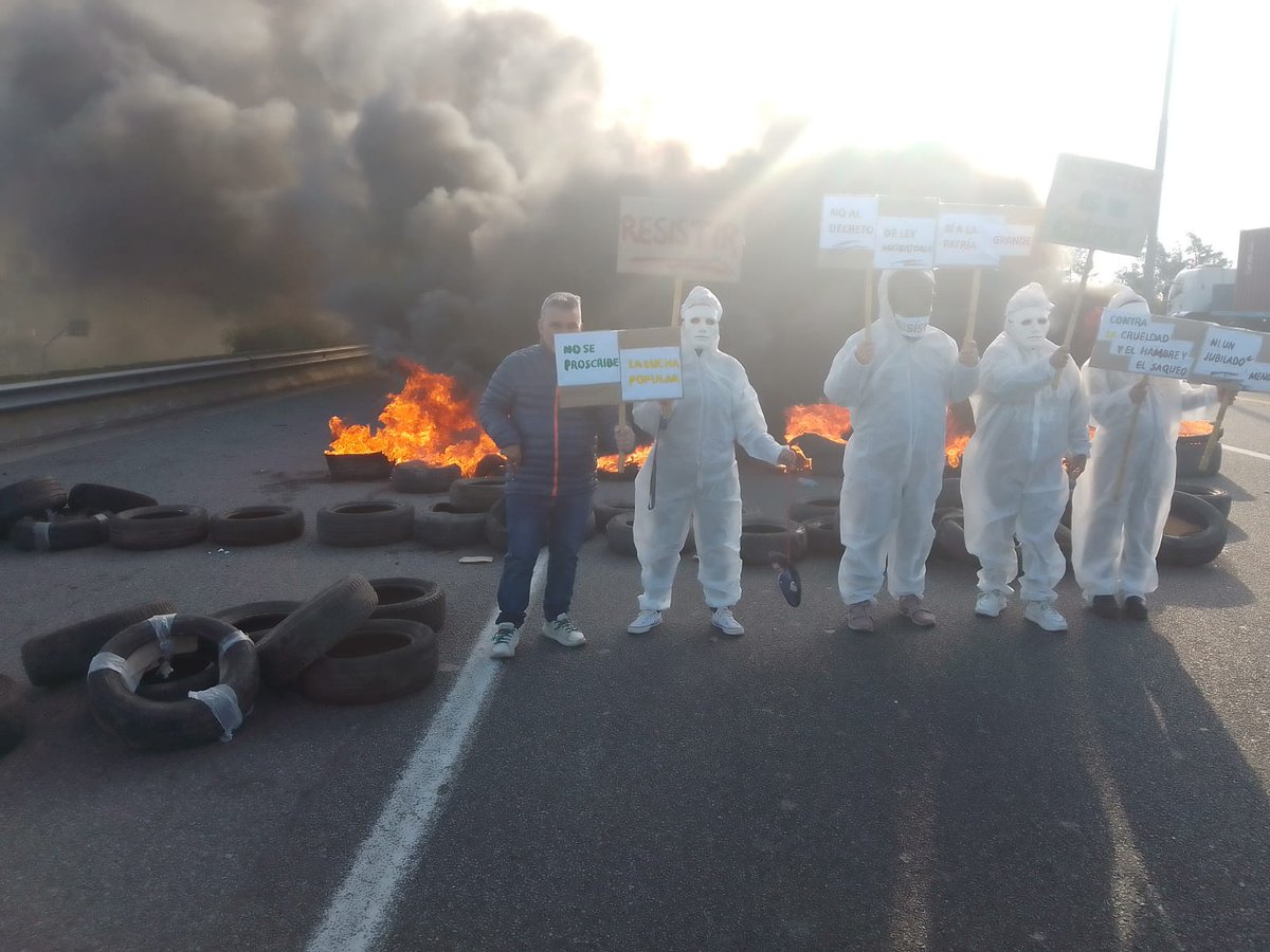 Con proscripción no es democracia. Abajo la proscripción de <a href="/CFKArgentina/">Cristina Kirchner</a>. #Ahora corte de la autopista Buenos Aires-La plata.