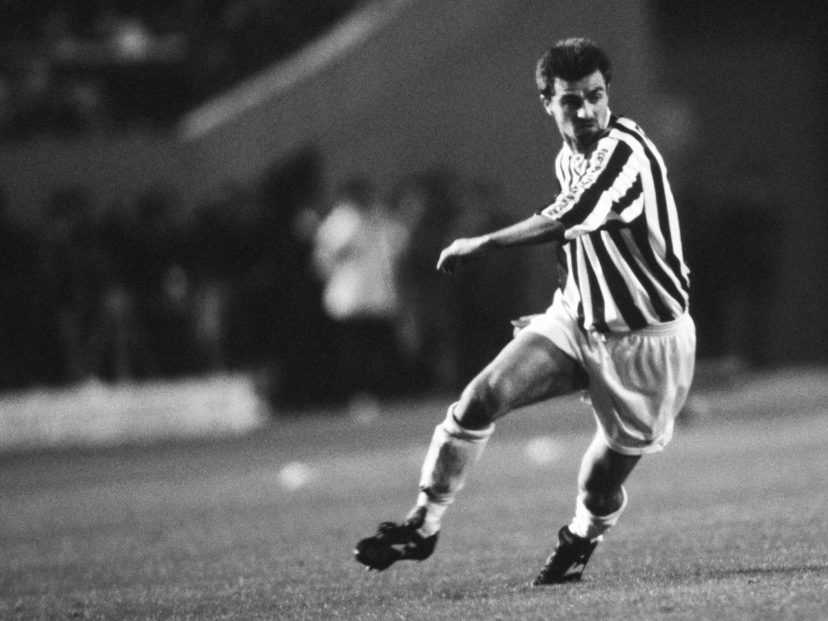 CultoBianconero's tweet photo. giusto 30 anni fa, la Juve vinceva la Coppa Italia espugnando Parma con un 2 a 0 e metteva in bacheca il primo double di cui ho memoria: già bomber nella partita di andata, l’eroe della serata si confermò #Porrini con un gesto tecnico oramai estinto, il gol su calcio d’angolo https://t.co/48vVrXQg5a
