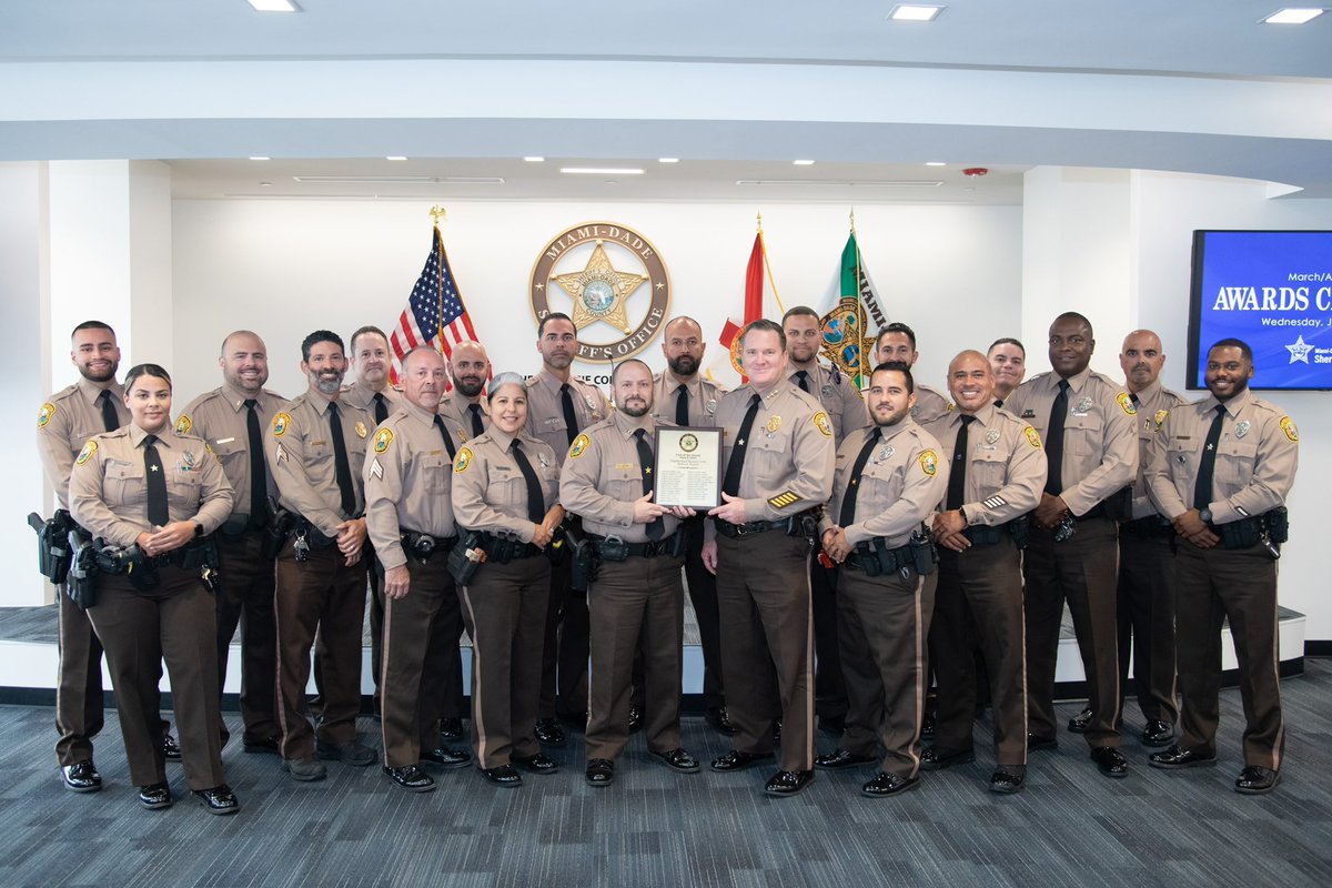 ¡Felicidades a la Unidad de Recursos Comunitarios (NRU) del Distrito Midwest por haber sido seleccionada como la Unidad del Mes de Marzo de 2025!

La NRU del Midwest continúa siendo un ejemplo brillante de policía comunitaria en acción, forjando sólidas alianzas con residentes,