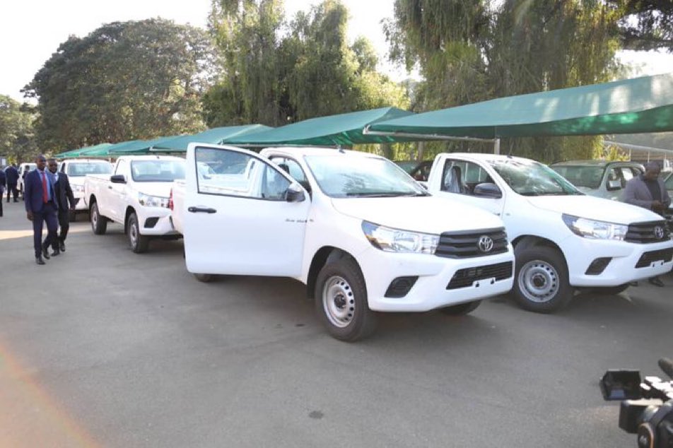 Mavhure's tweet photo. If baba Kodza's government stops spending on cars and renovate all major hospitals in 6 months. Then give each hospital 5 new ambulances. And make Caps holdings main supplier of basic mishonga. I promised ndombomira vukuraring and nyombaring. #ItsDoAble ๐ฟ๐ผโ๏ธ https://t.co/MvClJtPkbr