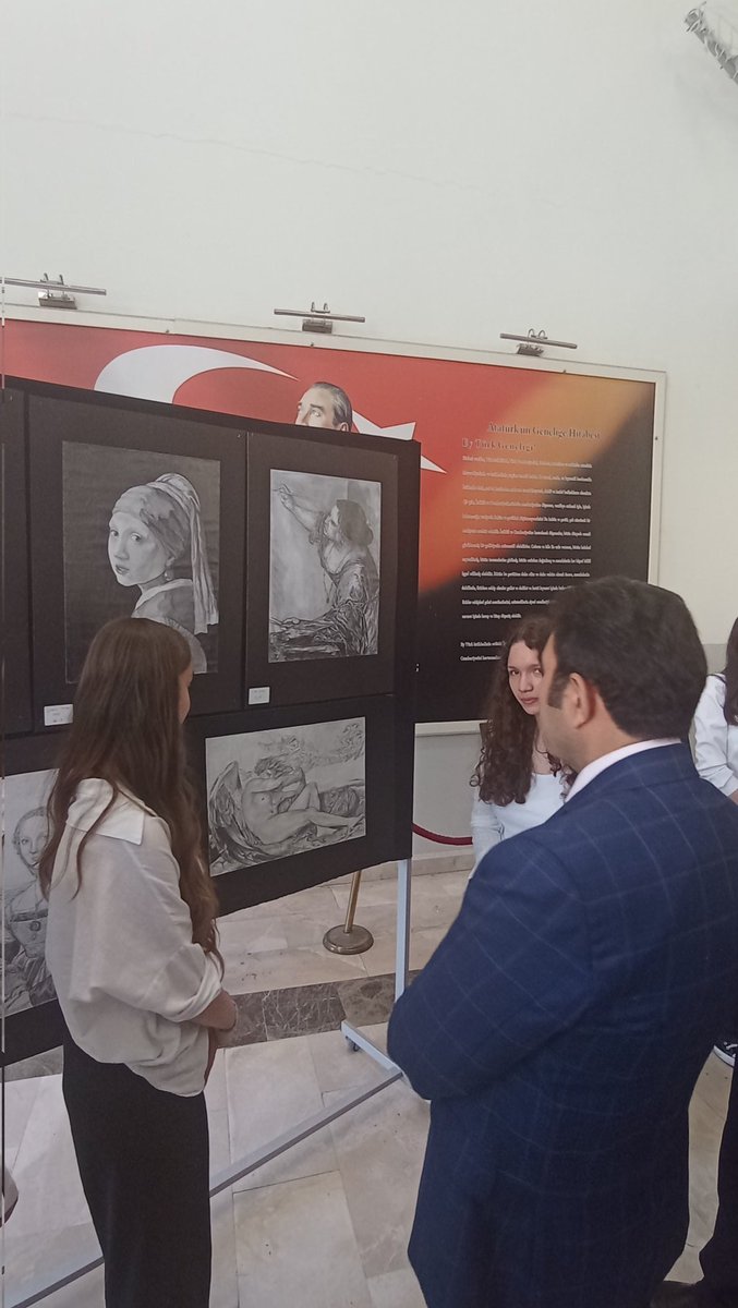 Kaymakamımız Dr. Adem Uslu, İlçemiz Güzel Sanatlar Lisesi'nde düzenlenen resim sergisinin açılışına katıldı.