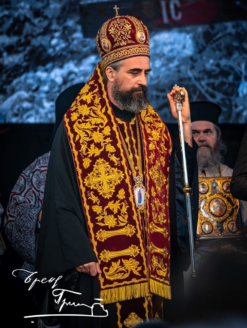 Princip_shop's tweet photo. Речи епископа Методија одзвањају Црном Гором и Србијом!

“Од краја Другог свјетског рата царује титоистичко-усташка коалиција која прави геноцид над српским народом!

Посебно смо се сјетили оних највећих витезова II свјетског рата који, иако су били у једном тренутку од свих остављени, истрајали су на том 
крстоваскрсном путу Христовом до краја чиста образа и свијетла лика.

И генерала Драгољуба, и Павла команданта и свих бораца који су чиста образа бранили највећу светињу своју душу, вјеру, породицу и народ од оне пошасти мрачне која је и даље надвијена над нашим главама.”