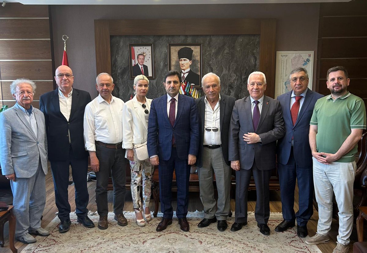 İlçemiz İhsan Mermerci Anadolu Lisesi Mezunlar Derneği Yönetimi, Kaymakamımız Dr. Adem Uslu'yu ziyaret etti.