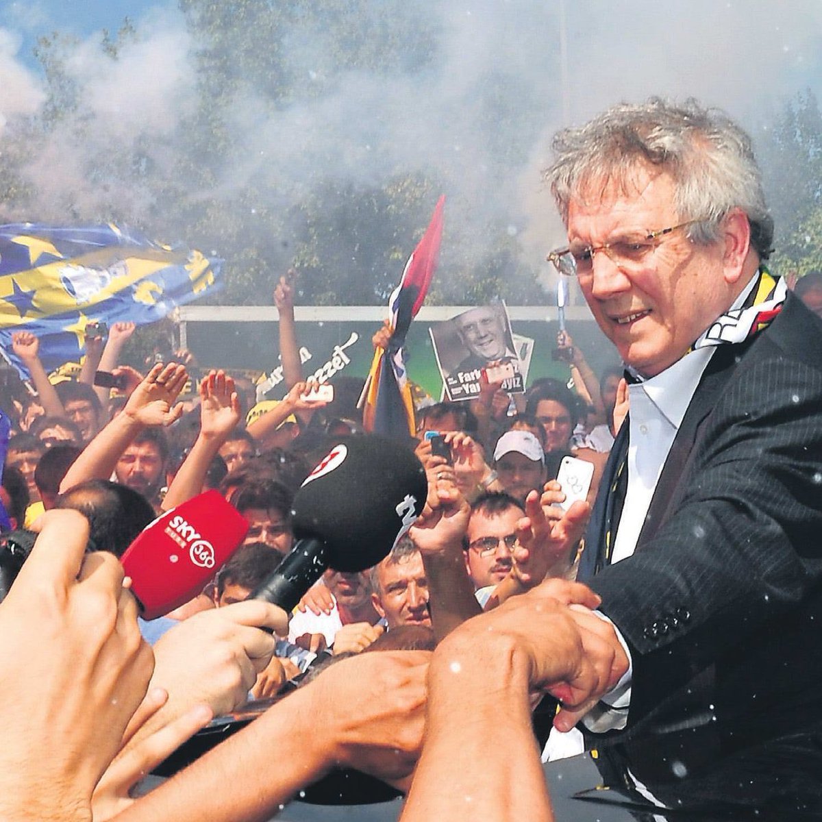 Aziz Yıldırım, kongre üyelerinin daveti üzerine toplantıda onlarla bir araya geldi. (Yağız Sabuncuoğlu)