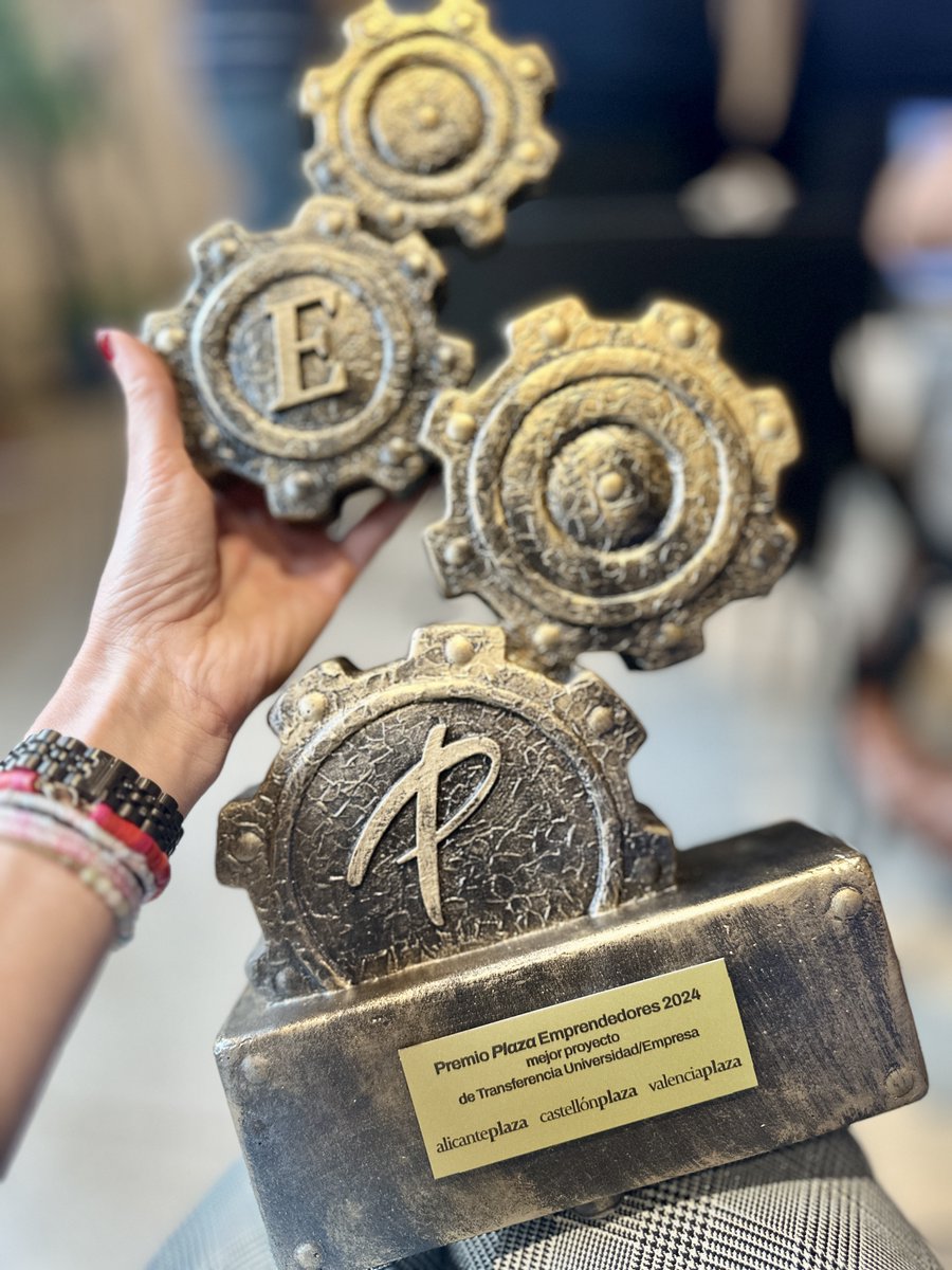 La spin off PSICOLÓGICA, fundada para transferir a la sociedad los resultados de los estudios de nuestro grupo de investigación, ha recibido el Premio Plaza Emprendedores en la categoría de Mejor Proyecto de Transferencia Universidad Empresa. ¡Gracias por este reconocimiento!