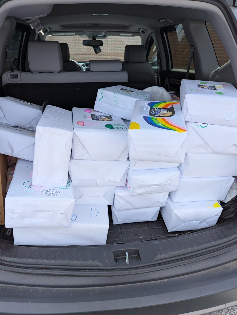 Powell High Renaissance (@powellhsren) on Twitter photo Last month our NHS students delivered boxes of fun to <a href="/EastTNChildrens/">East Tennessee Children's Hospital</a> for their patients!! Over 100 boxes of donations delivered! We are hoping to bring a #RaeofHope to the children. Last month our NHS students delivered boxes of fun to <a href="/EastTNChildrens/">East Tennessee Children's Hospital</a> for their patients!! Over 100 boxes of donations delivered! We are hoping to bring a #RaeofHope to the children.