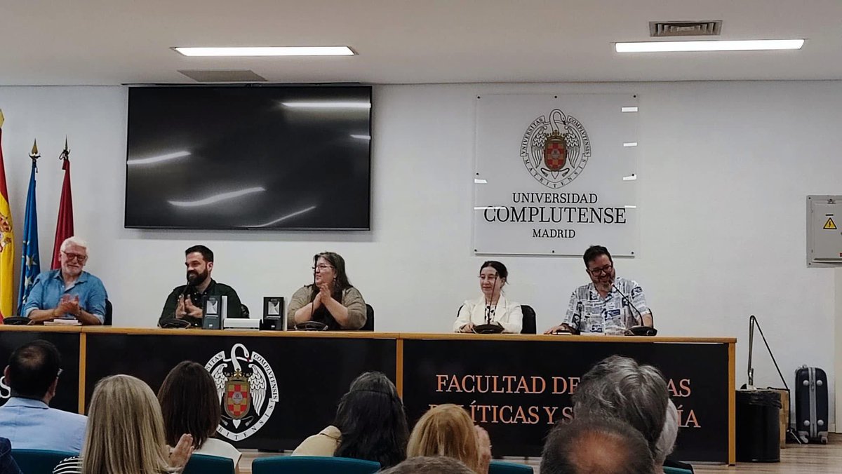 Fran Delgado Morales (@franjdelmo) on Twitter photo Hace un año presentamos “La transparencia y nosotros que la quisimos tanto”.
Un proyecto a cuatro manos con <a href="/MeseguerYebra/">Joaquín Meseguer Yebra</a>, publicado por <a href="/acreditra/">ACREDITRA</a>, editado por <a href="/EditorialQbook/">Q-book</a> y la colaboración de <a href="/P_Investigacion/">Investigación API</a>
Descarga gratuita del libro en 👇
drive.google.com/file/d/1vCci_x… Hace un año presentamos “La transparencia y nosotros que la quisimos tanto”.
Un proyecto a cuatro manos con <a href="/MeseguerYebra/">Joaquín Meseguer Yebra</a>, publicado por <a href="/acreditra/">ACREDITRA</a>, editado por <a href="/EditorialQbook/">Q-book</a> y la colaboración de <a href="/P_Investigacion/">Investigación API</a>
Descarga gratuita del libro en 👇
drive.google.com/file/d/1vCci_x…