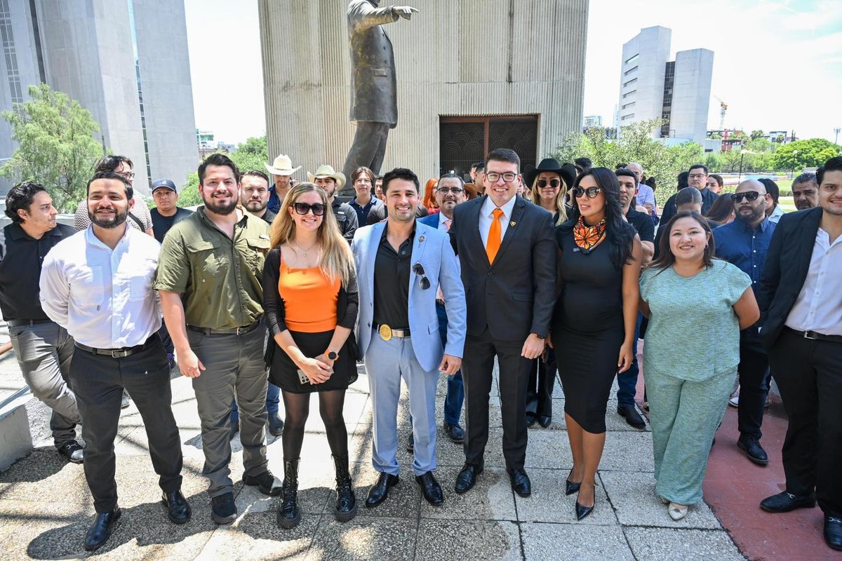 🔴⚡️<a href="/GlenVZambrano/">Glen V. Zambrano</a> arribó al Congreso de Nuevo León para tomar protesta como diputado con porra incluida entre ellos el presidente de <a href="/MovCiudadanoNL/">Movimiento Ciudadano Nuevo León</a> y funcionarios del Gobierno de Nuevo León como la directora del <a href="/canal28nl/">Canal 28 Nuevo León</a> Roberta Carrillo y <a href="/alemoralesmx/">Alejandra Morales</a> titular de Codetur.