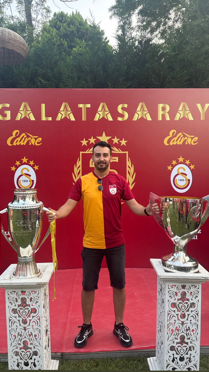 Senin karanlığından kaçmadık ışığında en çok biz sevineceğiz! Şen ola Cimbom! #Hedef26 ⭐️⭐️⭐️⭐️⭐️