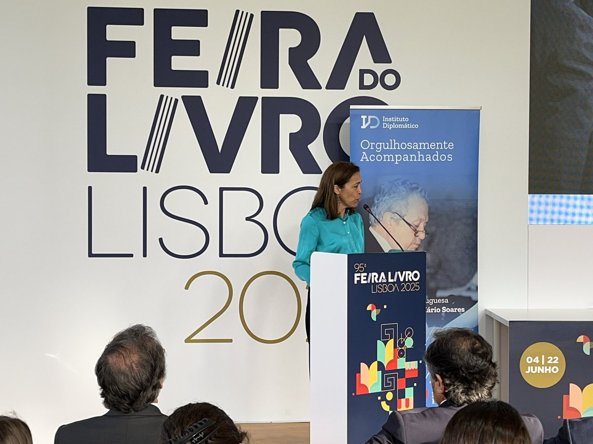 🇪🇺🇵🇹Conferência "40 Anos de Portugal na #UniãoEuropeia: O Legado de Mário Soares e os Desafios do Futuro", na Feira do Livro, promovida com o <a href="/IDiplomatico/">Instituto Diplomático</a>. Com <a href="/sms_eur/">Sofia Moreira de Sousa</a>, Representante da <a href="/CE_PTrep/">Comissão Europeia em Portugal</a>, embaixadora Ana Paula Zacarias, profª Dina Sebastião e ministro <a href="/PauloRangel_pt/">Paulo Rangel</a>.