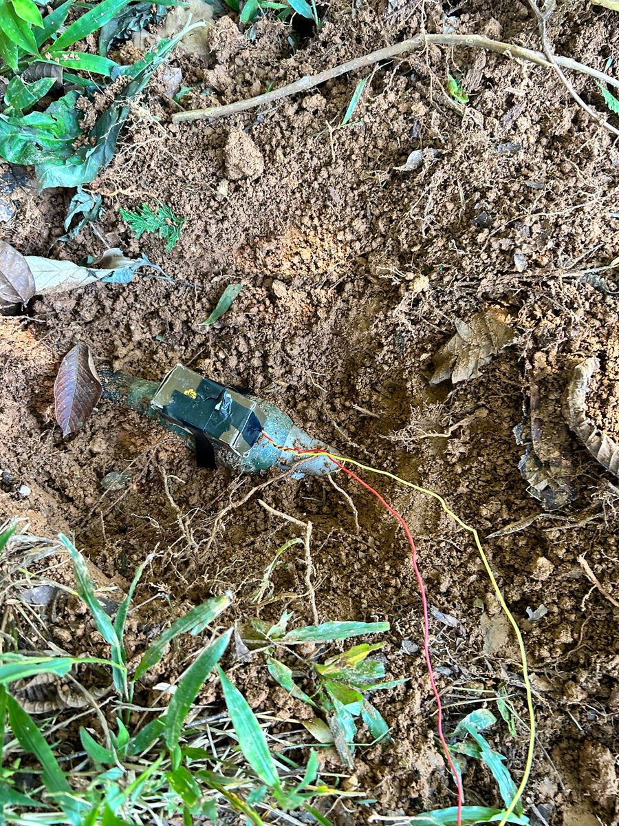 Fuerzas Militares de Colombia (@fuerzasmilcol) on Twitter photo #ProtegemoLaVida | Un artefacto explosivo improvisado fue ubicado y neutralizado por tropas de nuestro <a href="/COL_EJERCITO/">Ejército Nacional de Colombia</a> en zona rural del municipio de Valdivia, #Antioquia. Este artefacto ponía en riesgo la vida e integridad de la población civil y la Fuerza Pública que adelanta #ProtegemoLaVida | Un artefacto explosivo improvisado fue ubicado y neutralizado por tropas de nuestro <a href="/COL_EJERCITO/">Ejército Nacional de Colombia</a> en zona rural del municipio de Valdivia, #Antioquia. Este artefacto ponía en riesgo la vida e integridad de la población civil y la Fuerza Pública que adelanta