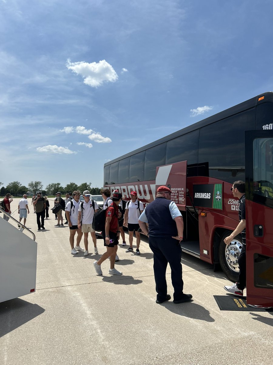 OMAairport's tweet photo. @Razorbackbsb is in the house. Welcome to Omaha, #OMAHOGS! #MCWS #RoadToOmaha https://t.co/P550G4Z7Ts