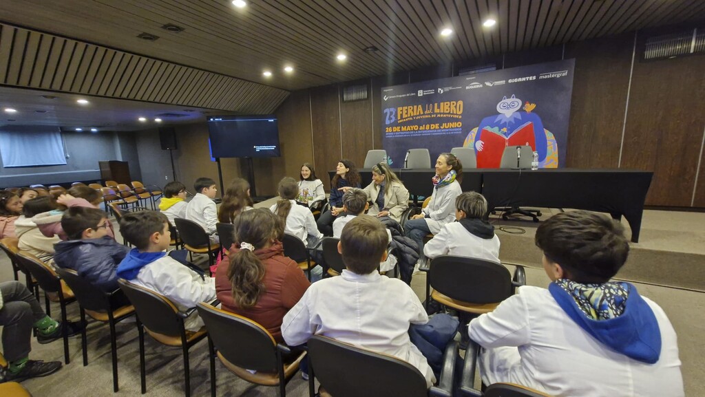 We joined students from Escuela Canadá for a reading of Géant des lacs canadiens at the Children’s and Youth Book Fair 📚
Celebrating literature and the friendship between Canada and Uruguay!🇨🇦🇺🇾