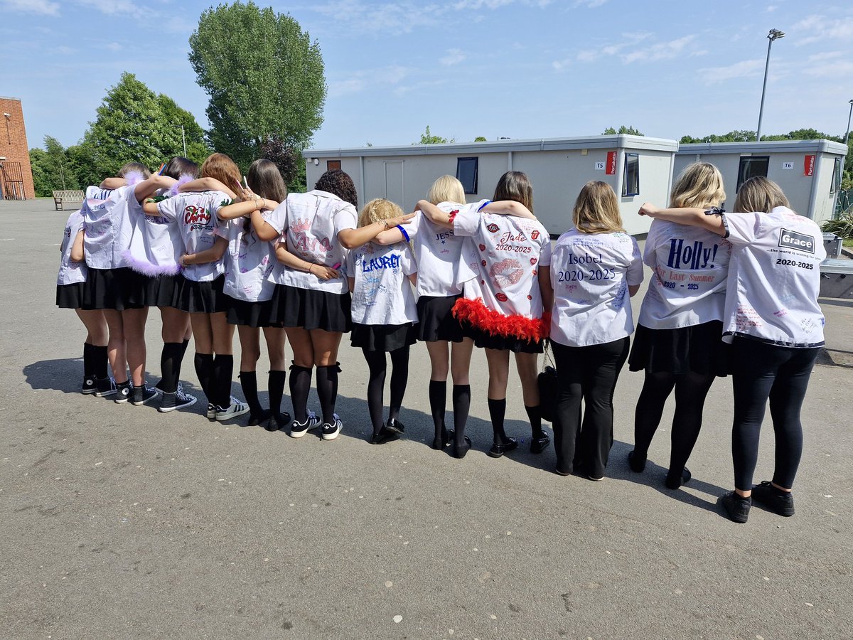 TQEA_Principal's tweet image. Farewell Year 11. Have a dream and go and live it. Always be proud of yourself and your community. Spread your wings and experience the best of our glorious world. Contribute positively to our society and make a difference. #Year11 #WeCanAndWeWill #Pride #Endeavour #Kindness