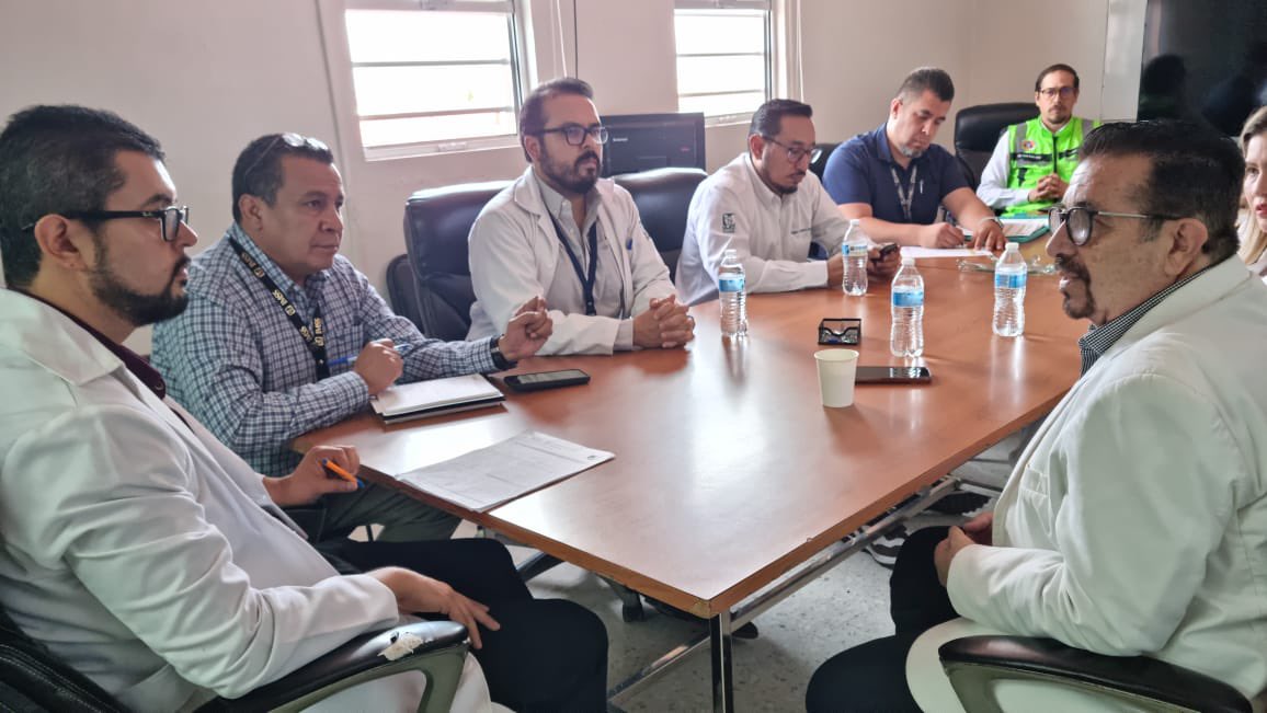 Visita del titular del #IMSSZacatecas, Dr. Leopoldo Santillán Arreygue, al #HGZ2 de #Fresnillo.
Se busca reorganizar espacios previo al inicio de los trabajos de rehabilitación integral, anunciados recientemente por el director general, Mtro. Zoé Robledo.