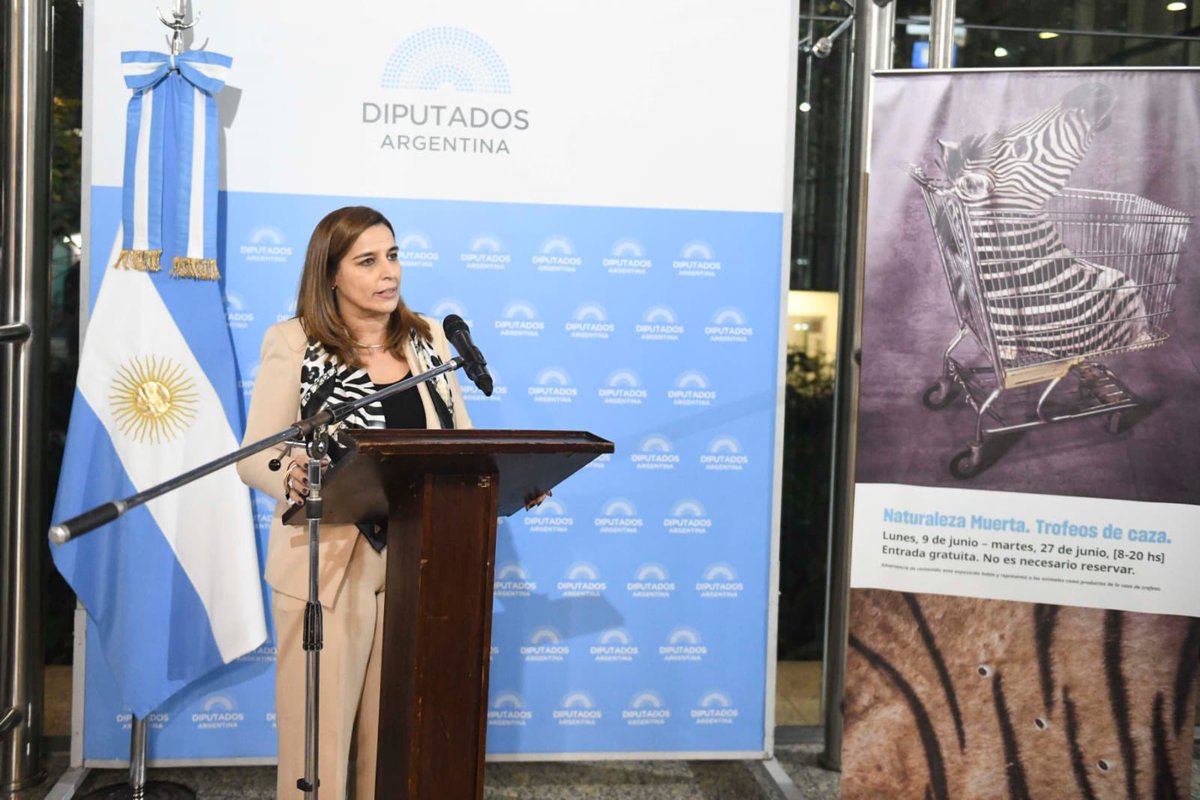 Inauguramos la muestra “TROFEOS DE CAZA, NATURALEZA MUERTA” , una exposición de la fotoperiodista de vida silvestre Britta Jaschinski, que nos interpela sobre la caza con fines suntuosos, que flajela a la fauna silvestre sin ética ni resguardo ambiental.

Nos acompañan