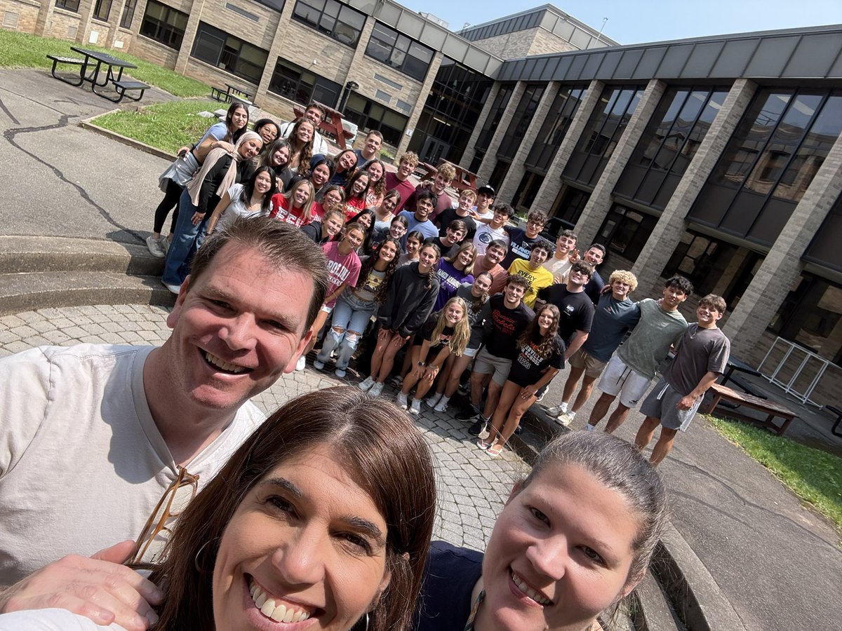 Last day with the Peer Leaders today.  It was an honor to work and grow with these exceptional leaders this year.  On to bigger things! 🧡🖤🙌🏼 #PeerLeadershipRocks
<a href="/MrsGrossmith/">Deborah Grossmith</a> <a href="/SHSMrWilliamson/">Mr. Williamson</a> <a href="/SomervilleHSNJ/">Somerville High School</a>