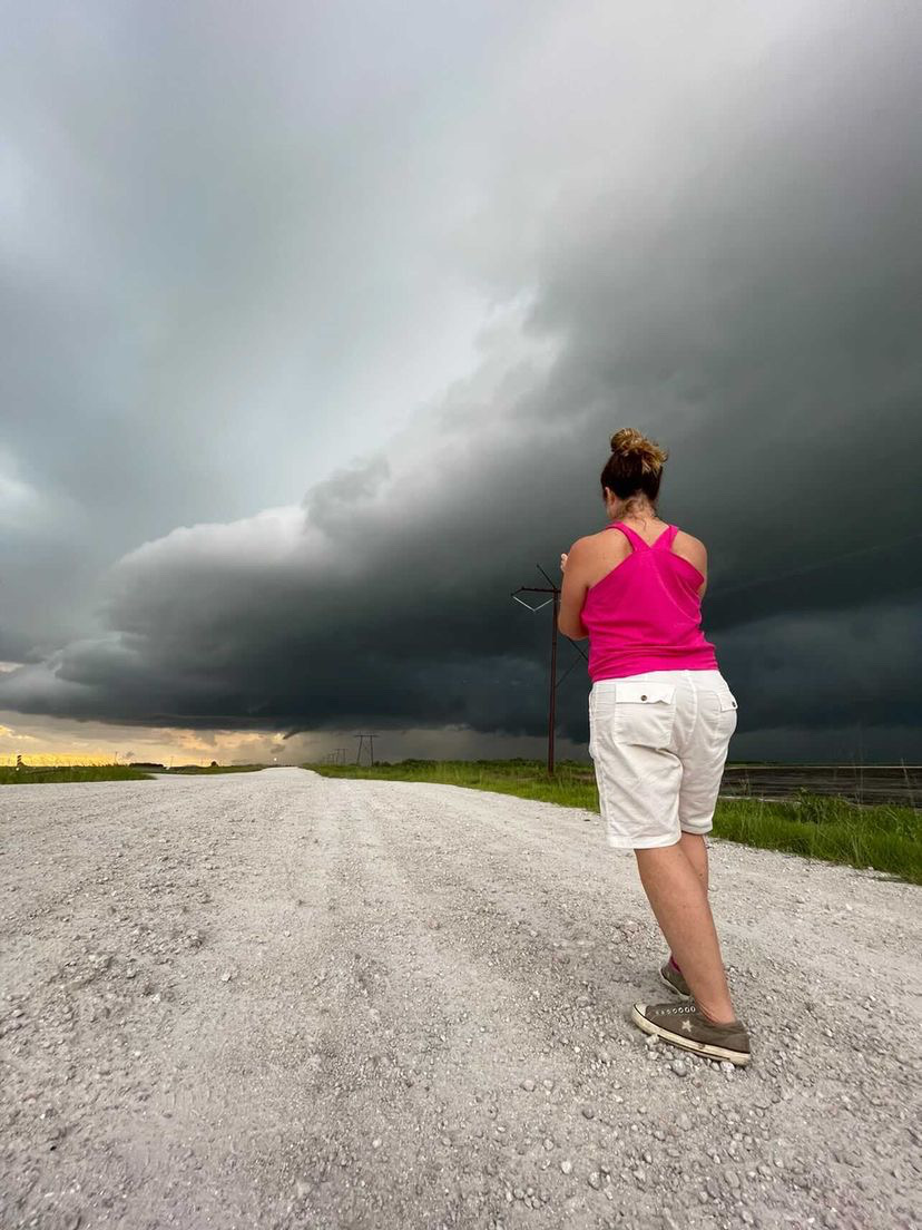 StetsonU's tweet image. Lots of Hatters chase dreams. Meet Stetson alumna and storm chaser Jennifer Mitchell, who goes into the heart of big storms, camera in hand, for a closer look...
Read More: bit.ly/4l1A83K
#StetsonU | #GoHatters | #StormChaser