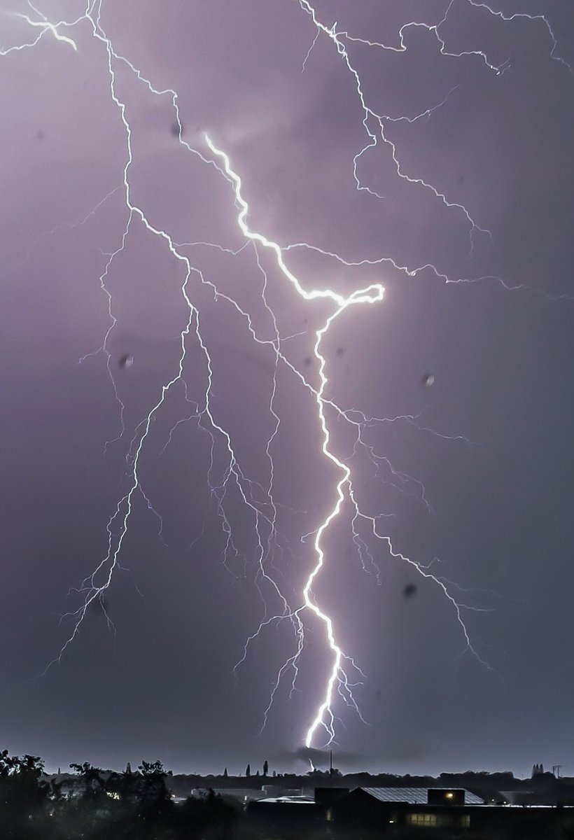 StetsonU's tweet image. Lots of Hatters chase dreams. Meet Stetson alumna and storm chaser Jennifer Mitchell, who goes into the heart of big storms, camera in hand, for a closer look...
Read More: bit.ly/4l1A83K
#StetsonU | #GoHatters | #StormChaser