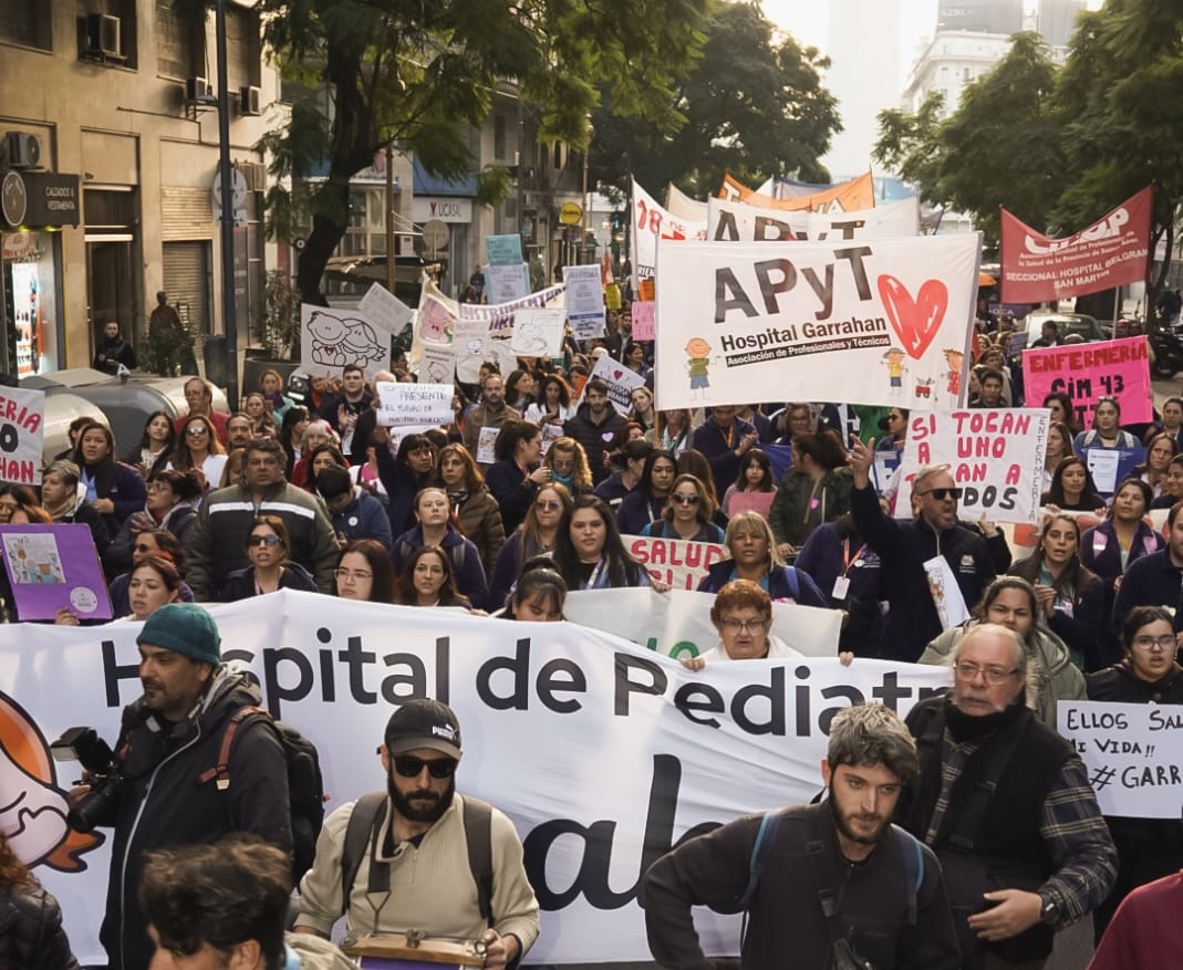 El Gobierno acelera: despide a 110 trabajadores del Hospital Posadas y avisa que le va a descontar el día a los profesionales del Garrahan por la protesta de hoy