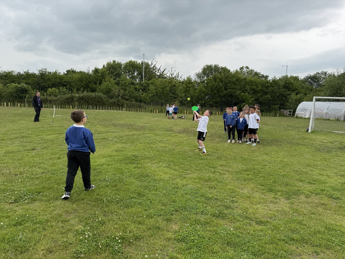 rhosstreet's tweet photo. Blwyddyn 2 had a fantastic time being taught how to play rounders by Blwyddyn 3 during their transition session this week. #RSSol #RSSwb #RSScfw https://t.co/eCtVKZ6OpZ