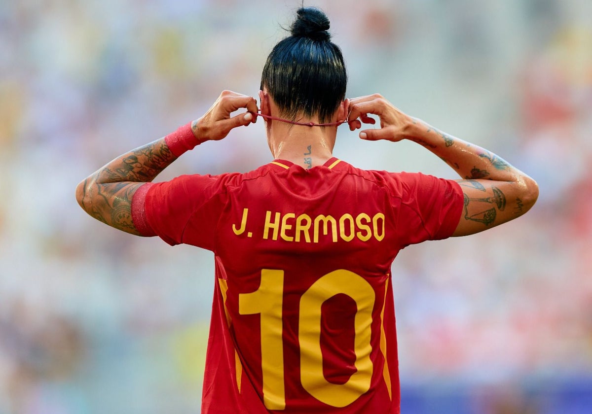 Al leer el tw de Jenni disfruté con los zascas pero después pensándolo fríamente...qué pena que su camino en la selección haya acabado así.
Una de las futbolistas que más ha tenido que ver con auge del fútbol femenino en este país se va sin ningún tipo de reconocimiento 💔