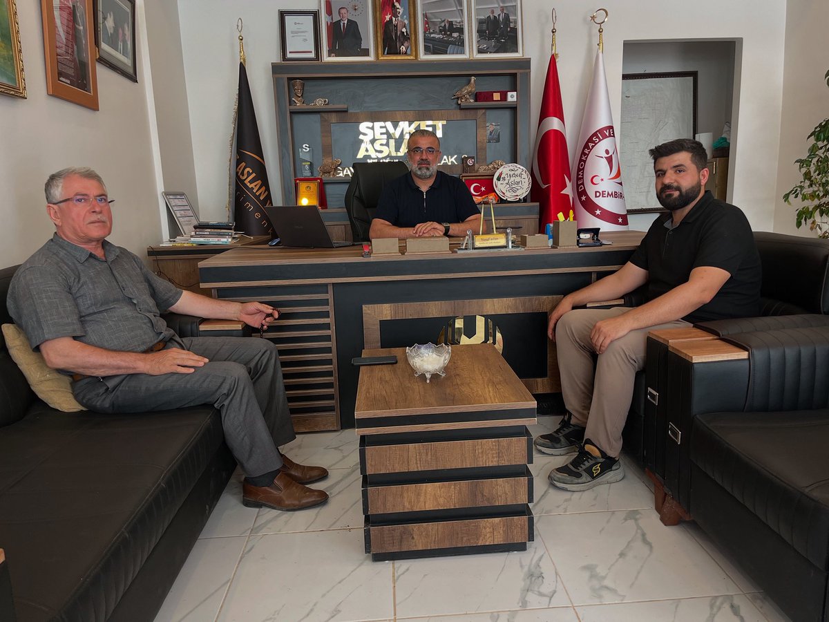 Değerli büyüğüm, Diyanet camiamızın kıymetli ismi, her anlamda üzerimde emeği olan, bir dönem Kahta Ülkü Ocaklarında birlikte görev yapma onurunu yaşadığım Ramazan Polat hocam;

Nazik ziyaretleriyle bizleri onurlandırdı, gönlümüzü şenlendirdi.
Kıymetli hocamı ağırlamaktan büyük