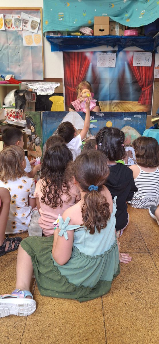 Hoy hemos tenido en clase de 5 años de #Lapalomaceip la representación del cuento musical “Pedro y el lobo”, de Sergei Prokofiev. Reconocemos la música asociada a sus personajes. Después un guiñol de “La princesa y el sapo”. APB El Teatro